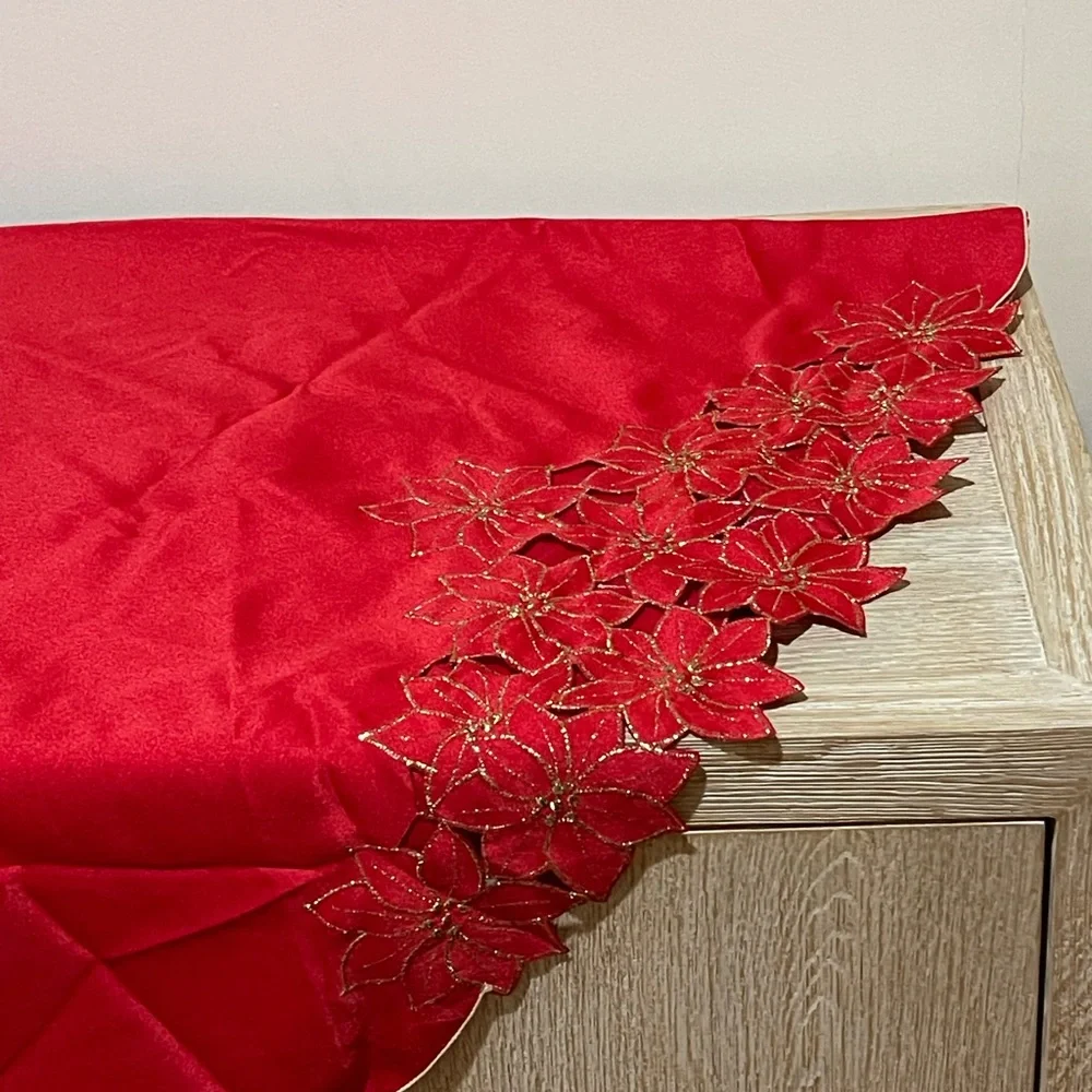 Poinsettia Cluster Round Red Tablecloth